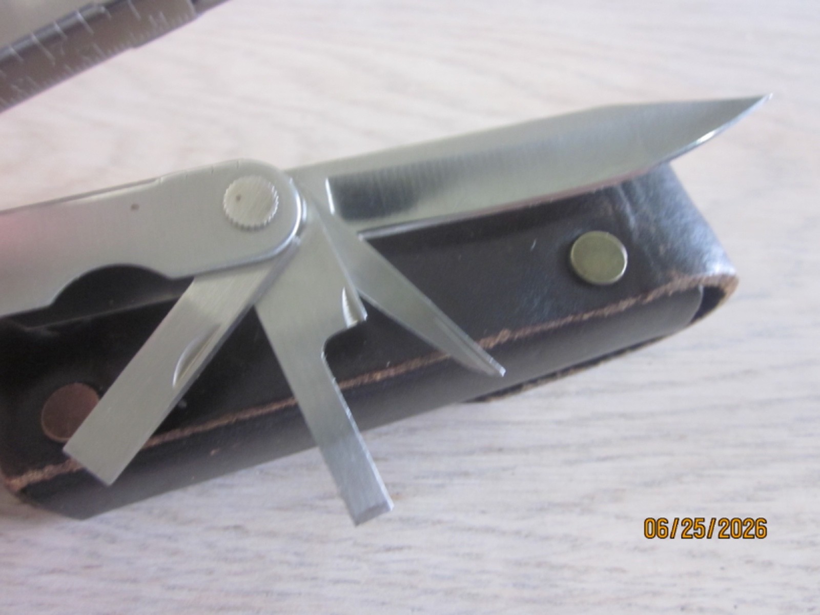 VTG ORIG. LEATHERMAN DATED 03-1995 MULTI PLIERS TOOL W/BROWN CASE “LOOKS UNUSED”