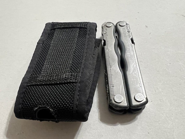 Leatherman Fuse Stainless Steel Multi-Tool with sheath – Great condition