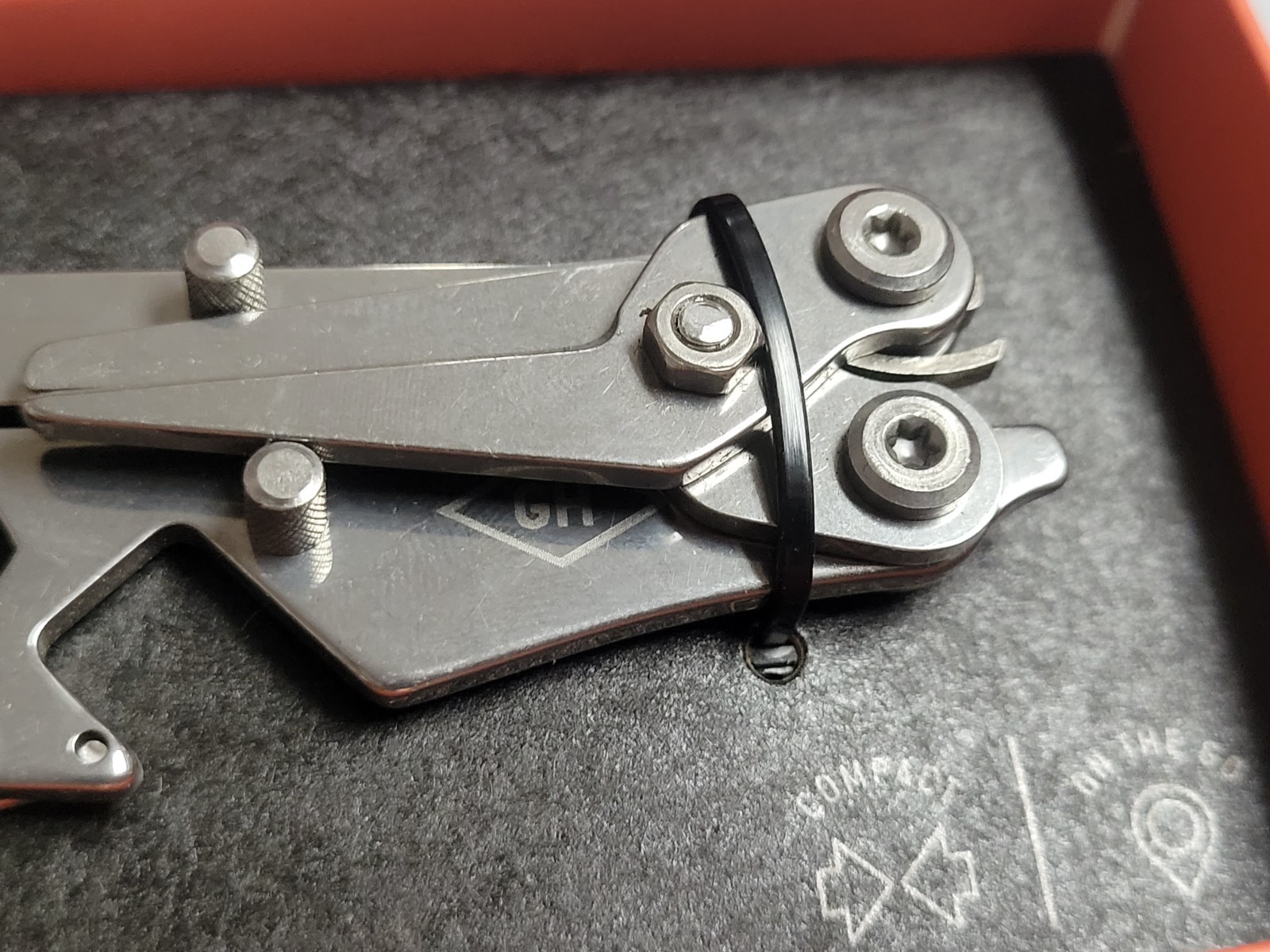 Gentlemen’s Hardware 11-in-1 Scissors Multi-Tool (2020) Brand New USA Novelty