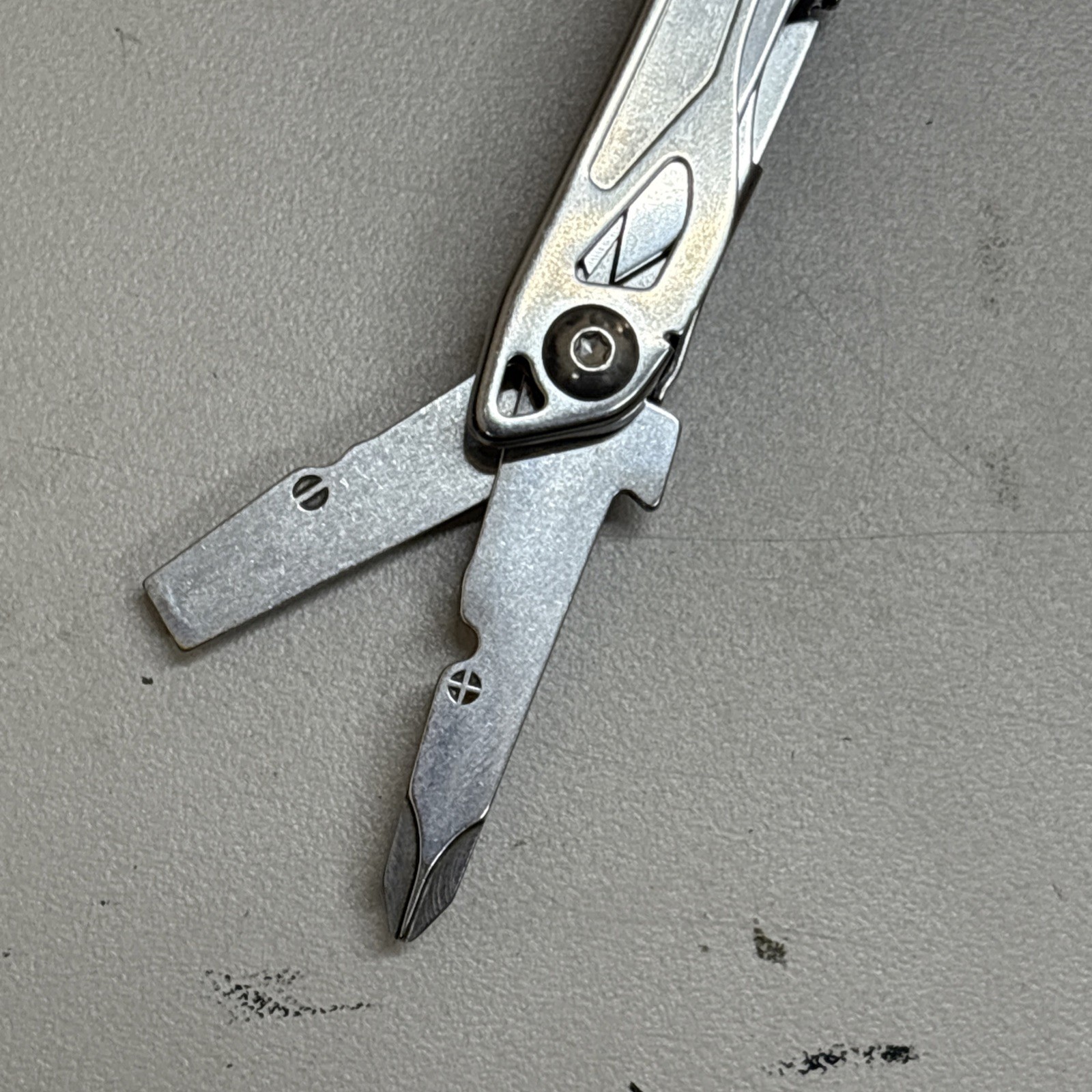 Leatherman Wingman Multitool with 14 tools Needle Nose pliers, wire cutter (030)