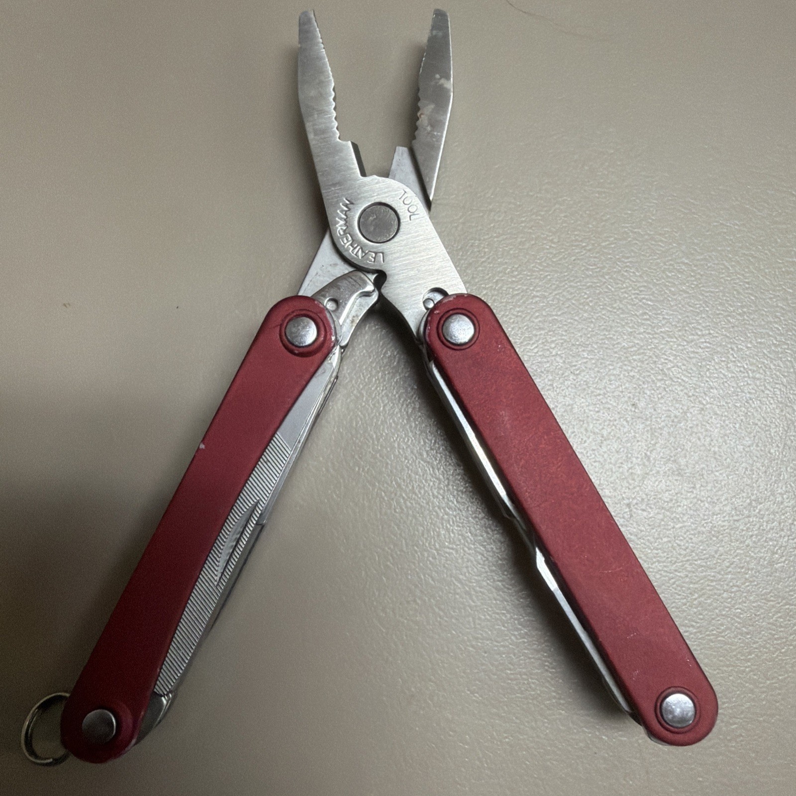 Leatherman Squirt PS4 RED – 8-in-1 Keychain Multi-Tool Discontinued (CODE15)