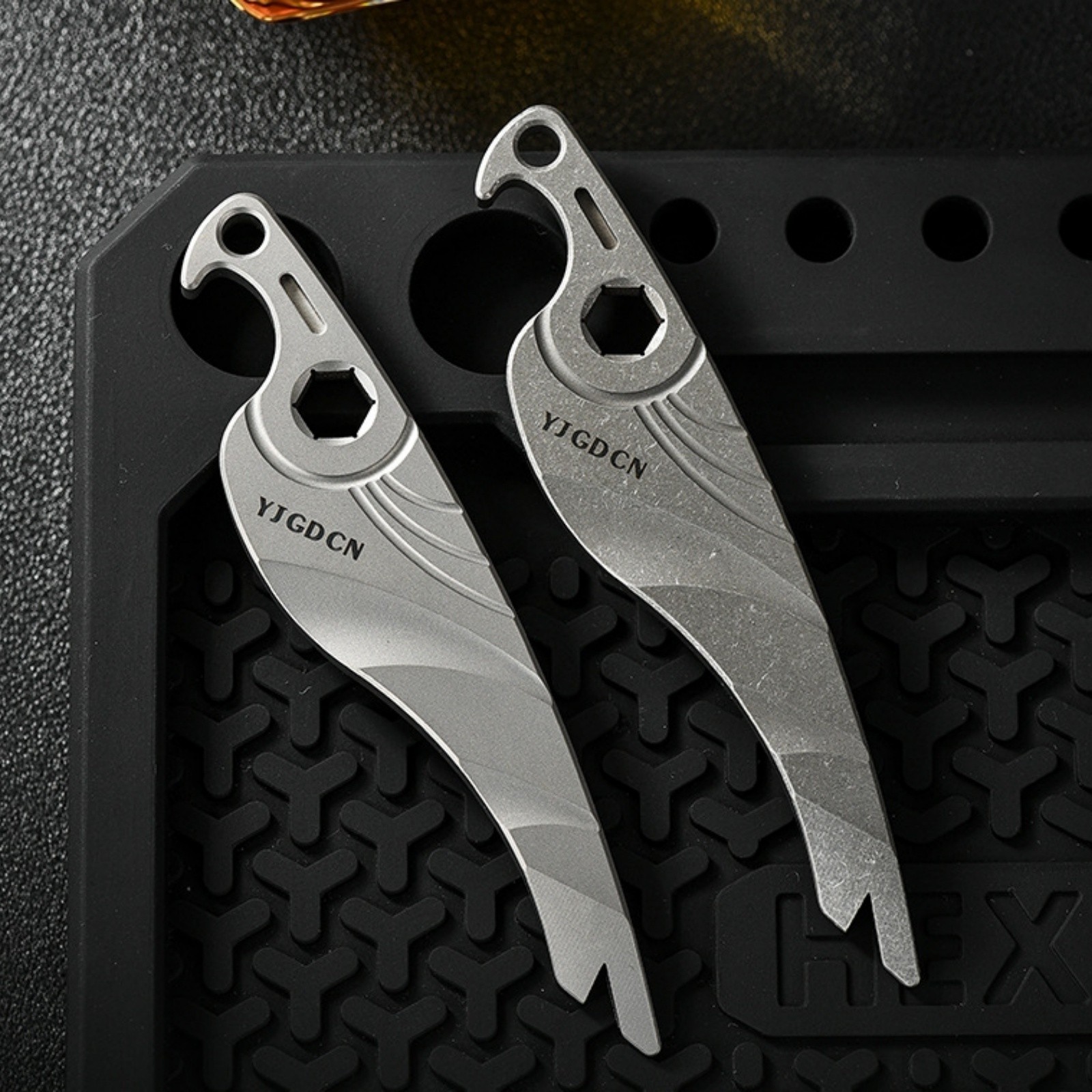 Titanium Alloy EDC Mini Pry Bar Multi Tool Outdoor Survival Gear Seahorse Shape