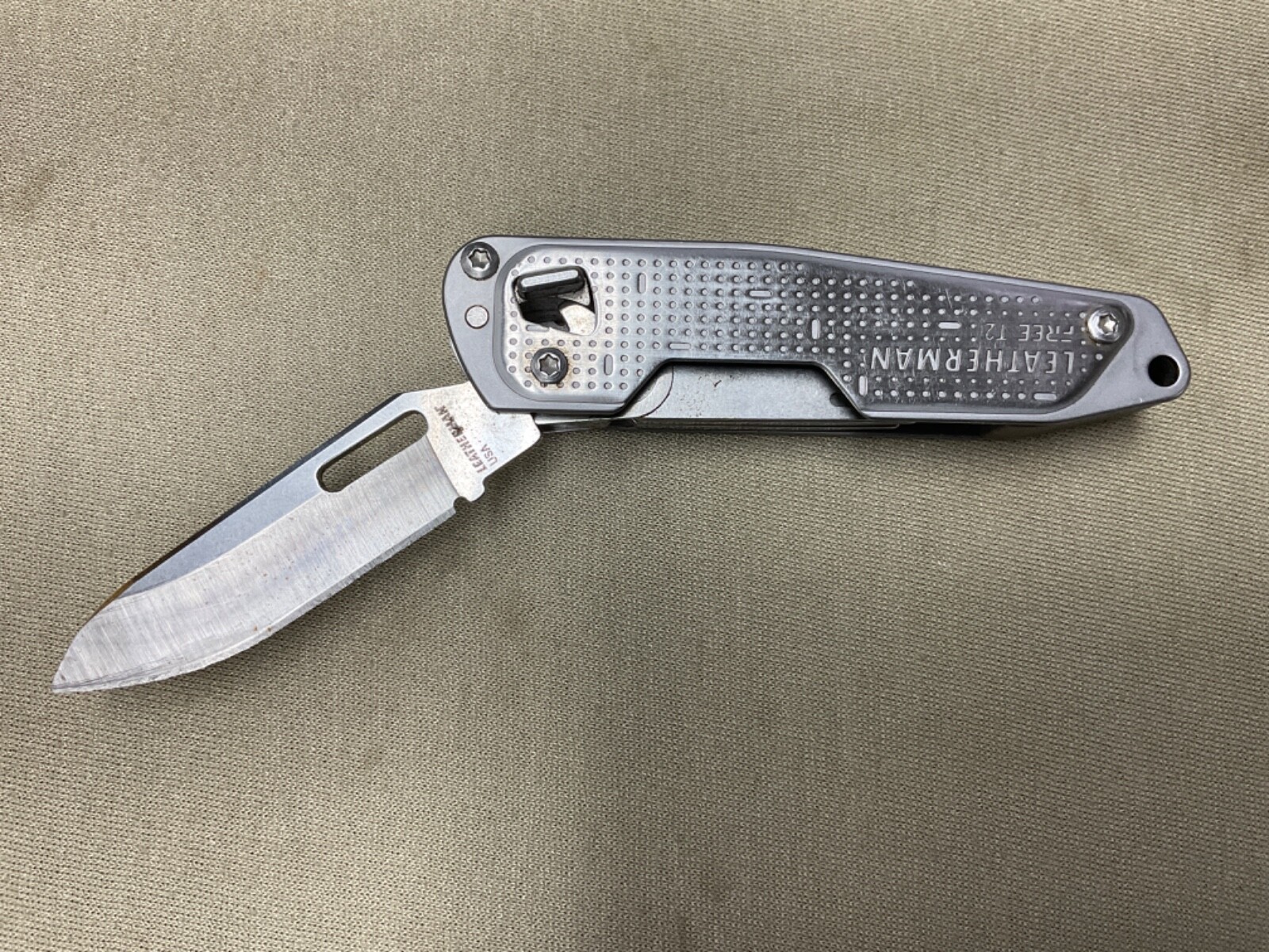 LEATHERMAN ‘FREE T2’ POCKETKNIFE MULTI-TOOL (MADE IN THE USA)