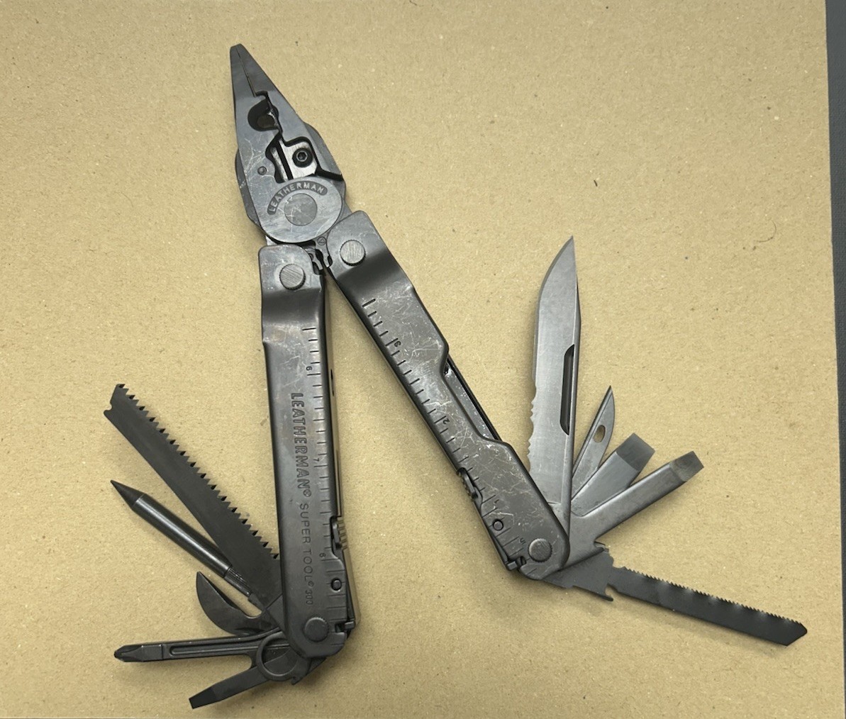 Leatherman Super Tool 300 Multitool Black Oxide w/Leatherman Molle Sheath