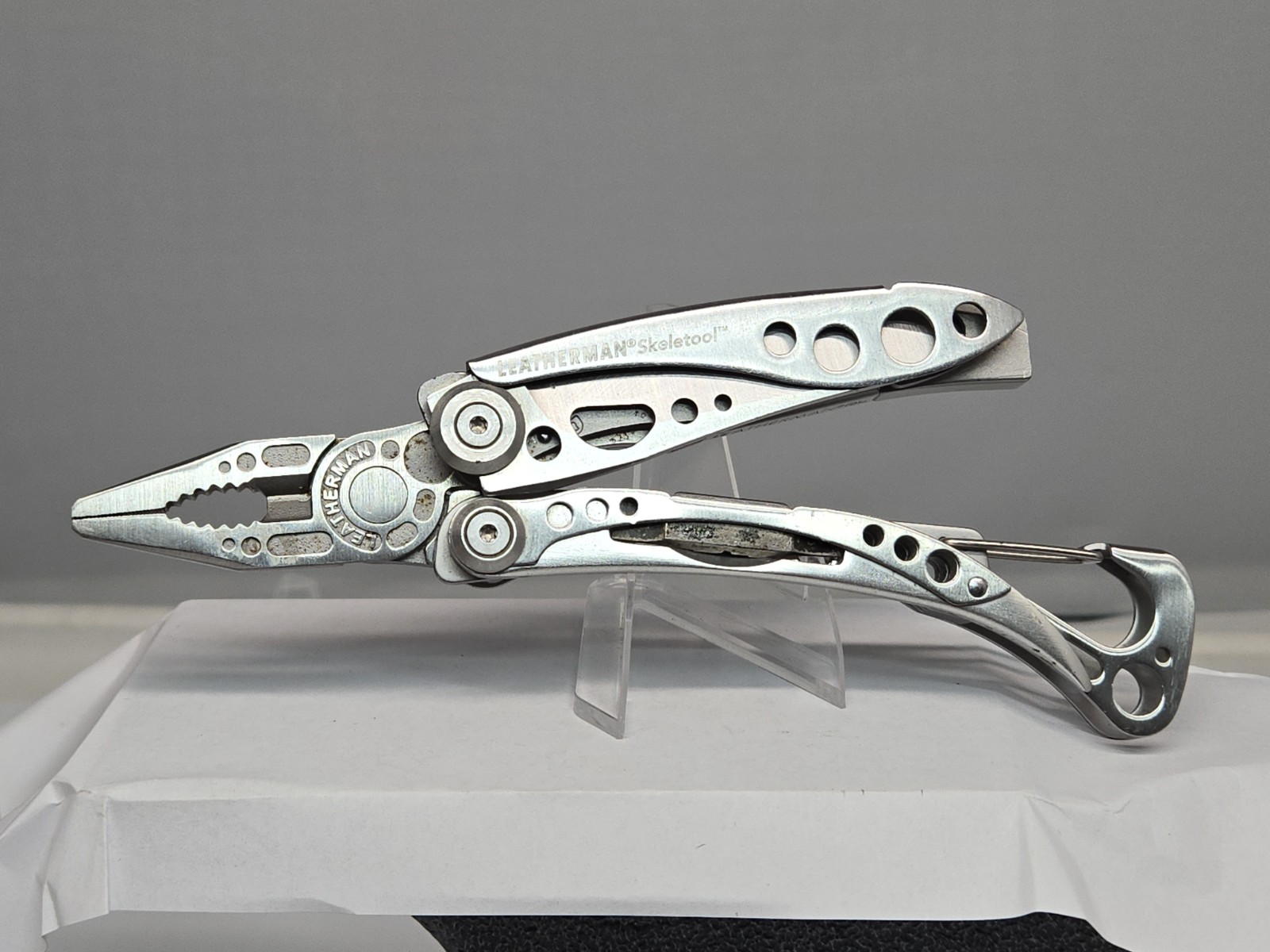 LEATHERMAN Skeletool Multi Tool – Plain Edge Blade Knife Pliers Carabiner!