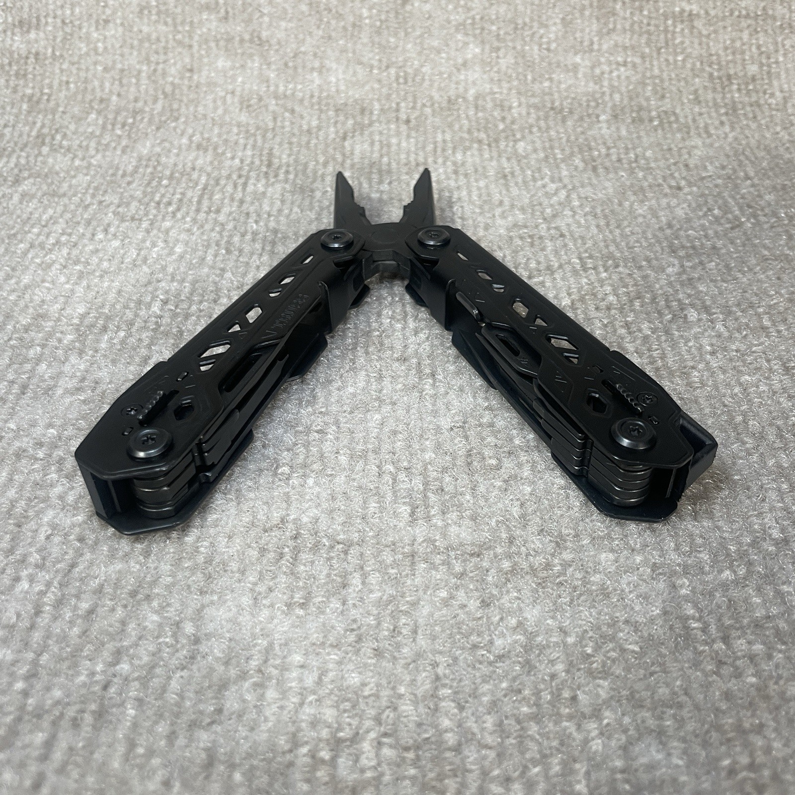 Gerber Truss Needle Nose Pliers Multi-Tool 17-in-One in Black 31-003884