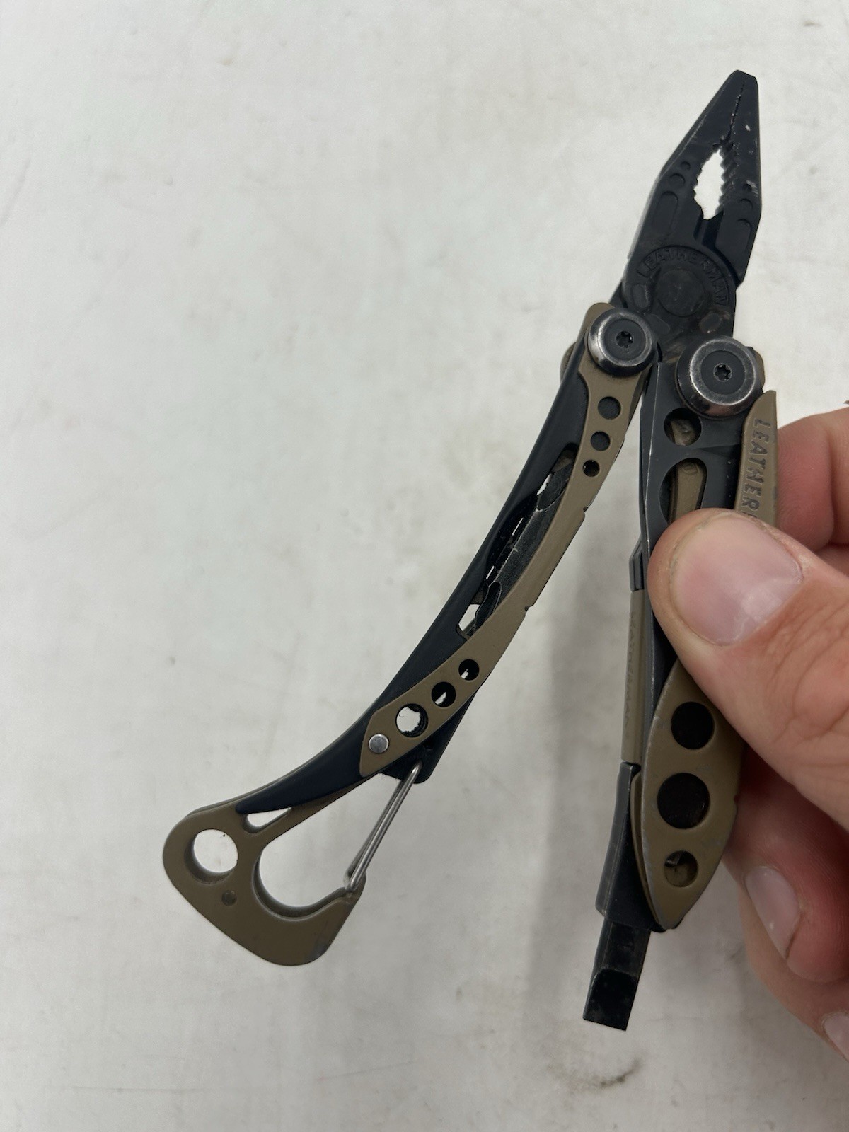 LEATHERMAN Skeletool Multi Tool – Combo Edge Blade Knife Pliers Carabiner (READ)