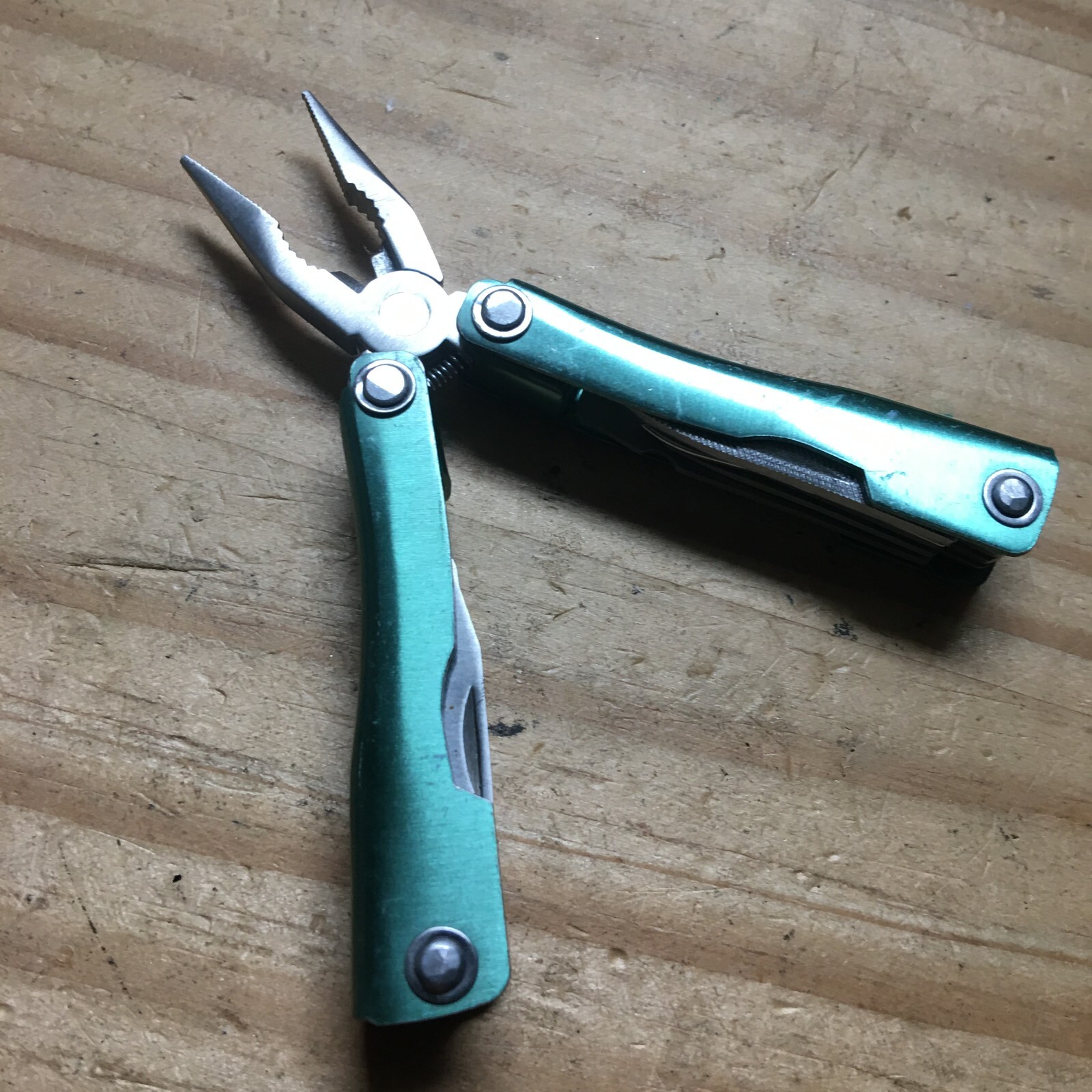 Green Metal Stainless Steel Pocket Foldable 9-in-1 Multi-tools 3″L x 1″W ***New