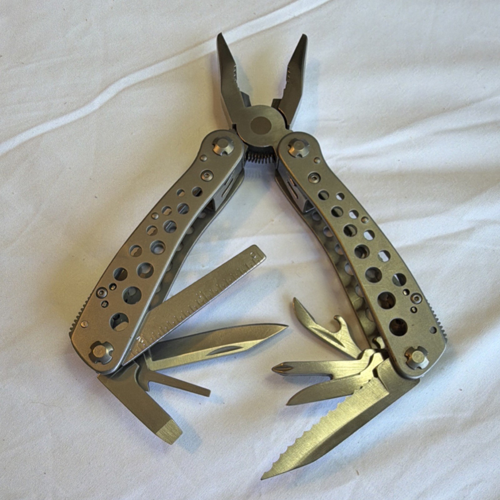 Winchester Multi-Tool Stainless Steel 9 tools, 10 bits, belt pouch