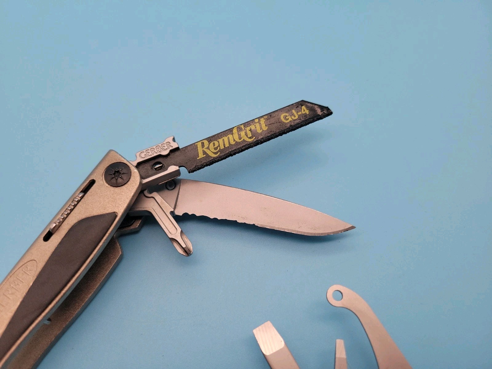Gerber MP800 Legend Multi-Plier Multi Tool – Carbide Cutters Pliers, Knife, File
