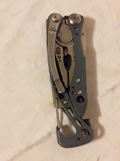 LEATHERMAN Skeletool Multi Tool – Combo Edge Blade Knife Pliers Carabiner