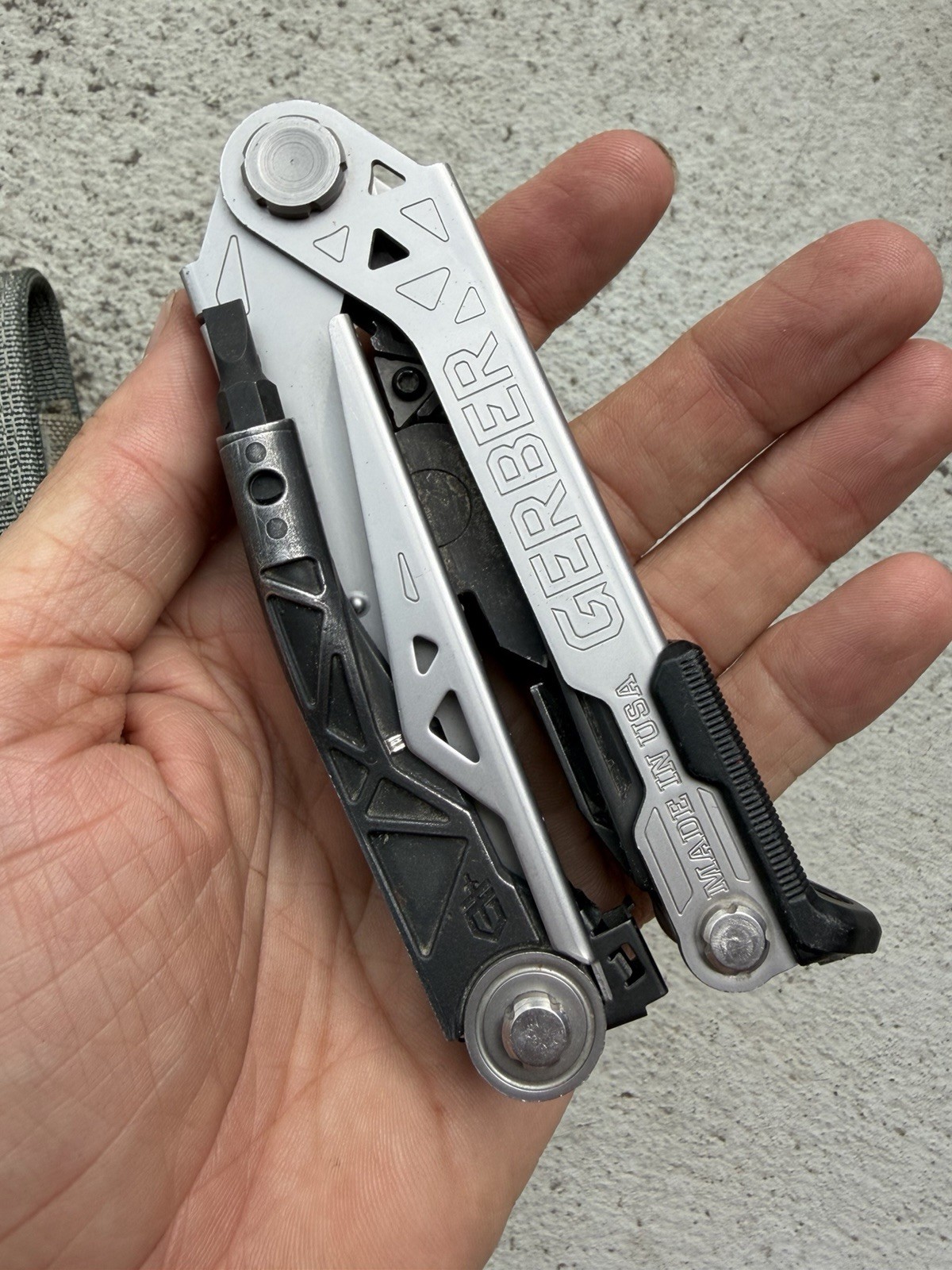 GERBER CENTER DRIVE SILVER/BLACK MULTI-TOOL W/MOLLE SHEATH, GOOD, NO EXTRA BITS!