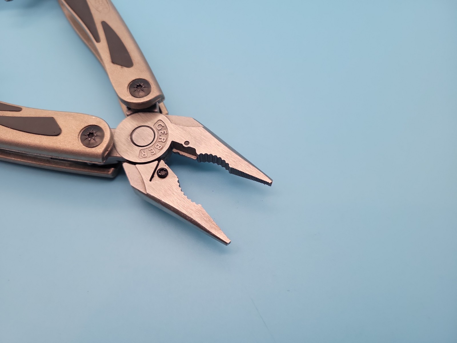 Gerber MP800 Legend Multi-Plier Multi Tool – Carbide Cutters Pliers, Knife, File
