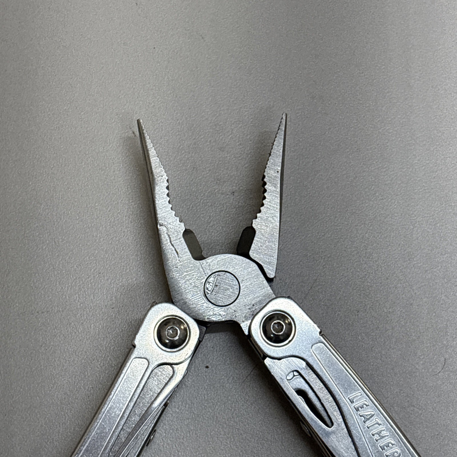 Leatherman Wingman Multitool with 14 tools Needle Nose pliers, wire cutter (038)
