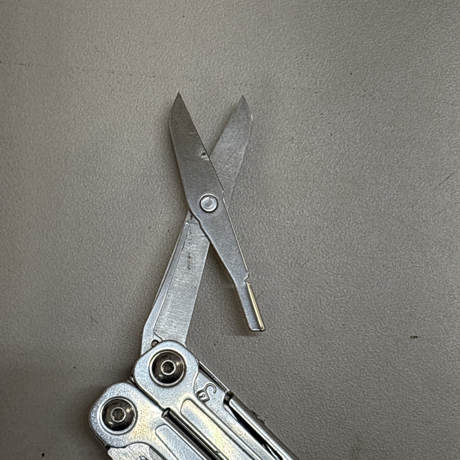 Leatherman Wingman Multitool with 14 tools Needle Nose pliers, wire cutter (026)
