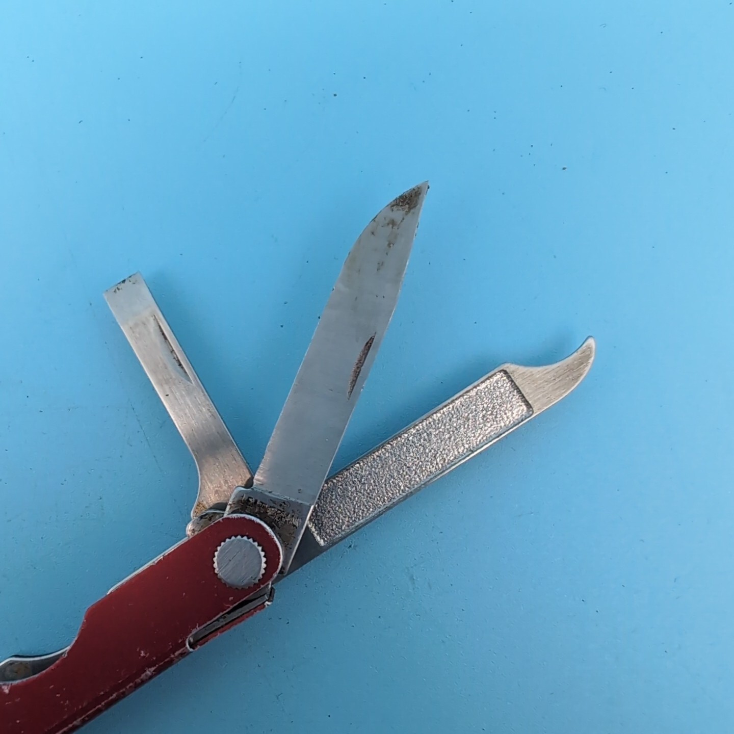 Leatherman MICRA Multi-Tool RED Scissors Knives Tweezers MORE Q69