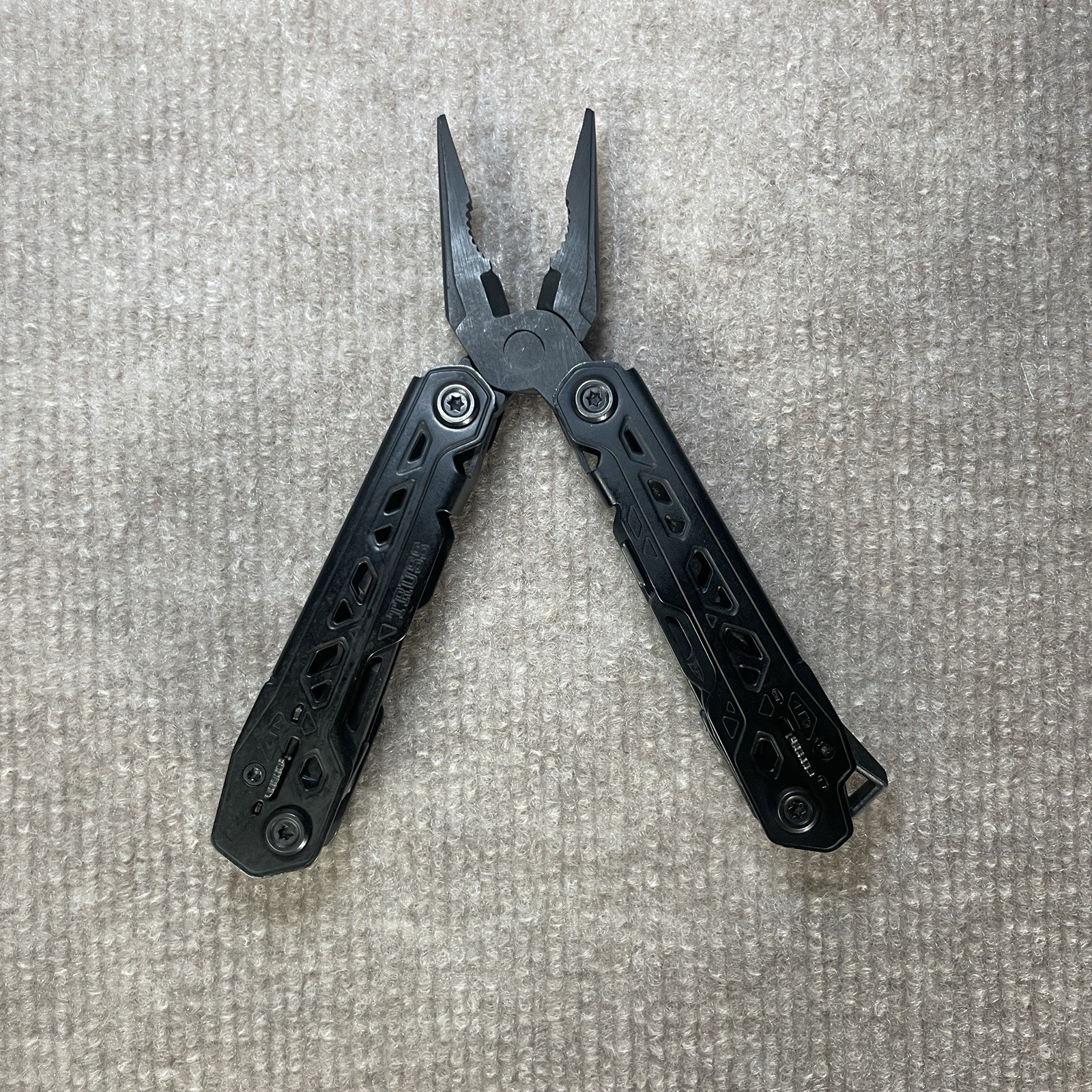 Gerber Truss Needle Nose Pliers Multi-Tool 17-in-One in Black 31-003884
