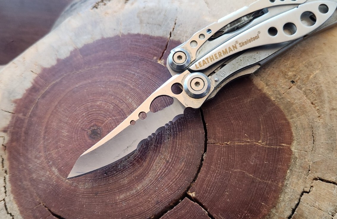 Leatherman Skeletool Multi-Tool, Pliers, Serrated Knife, Stainless – QTY 1