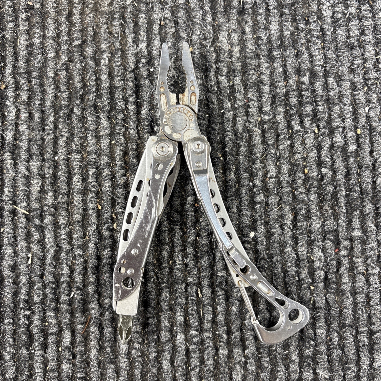 LEATHERMAN Skeletool Multi Tool – Combo Edge Blade Knife Pliers Carabiner (072)