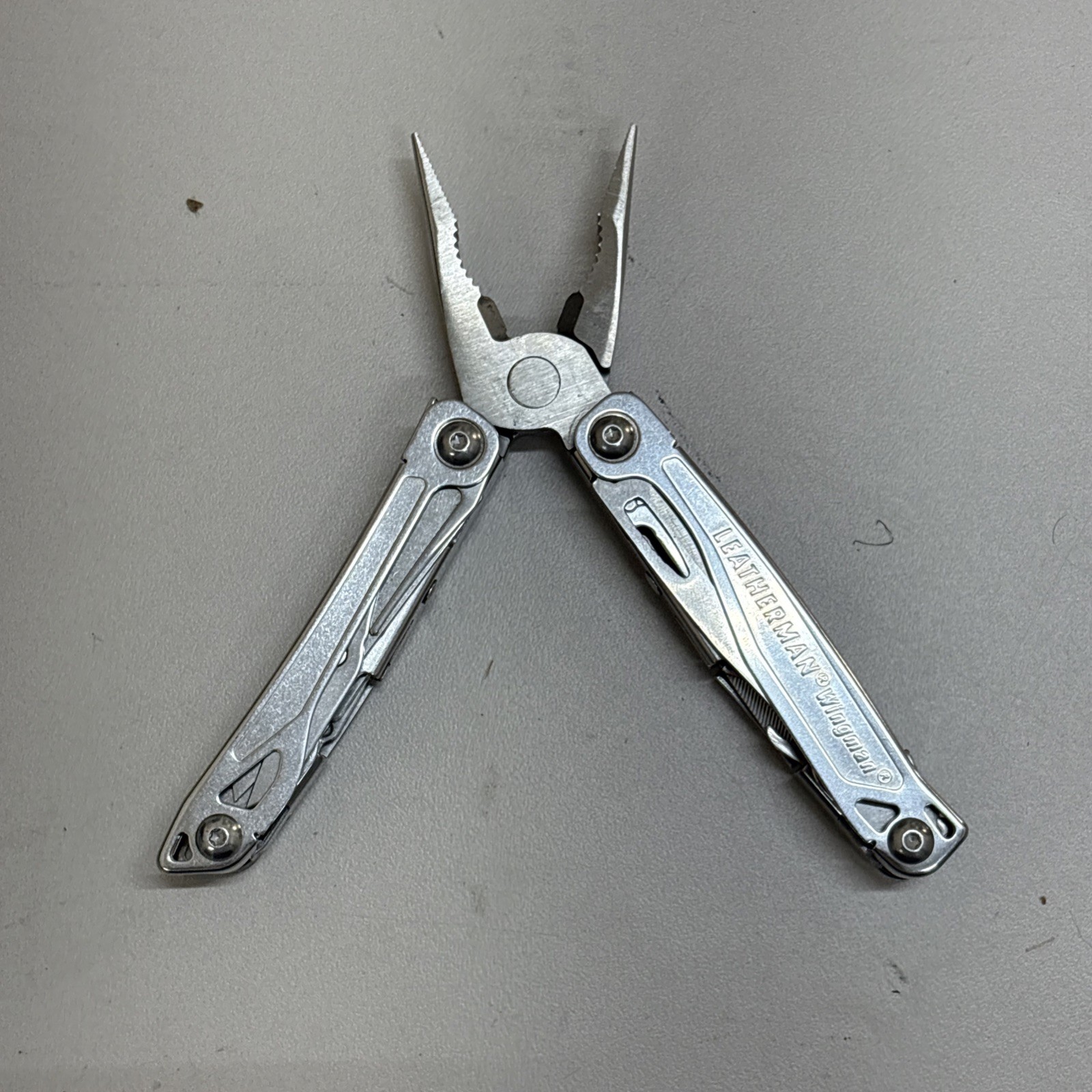 Leatherman Wingman Multitool with 14 tools Needle Nose pliers, wire cutter (029)