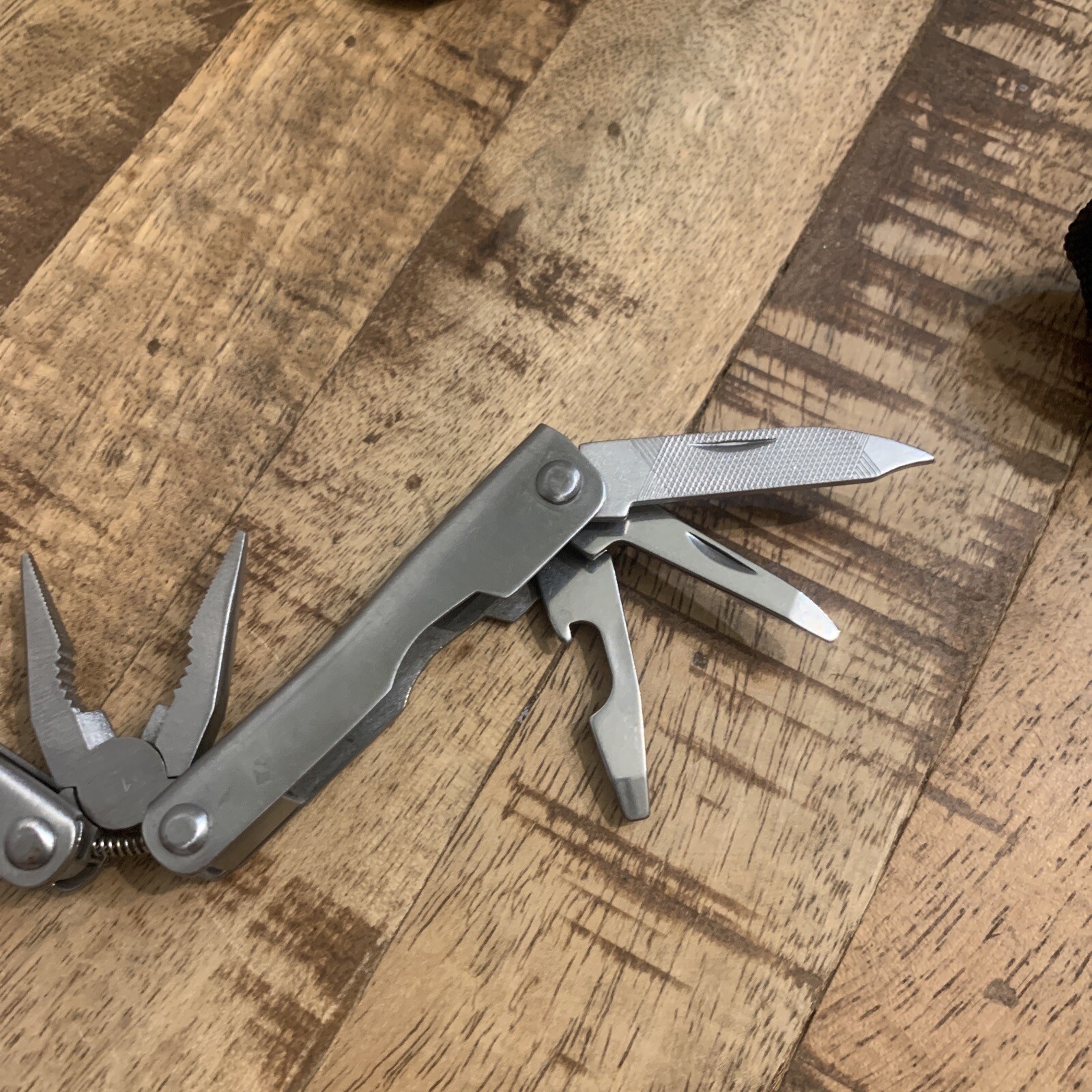 New Carabiner Keychain And Mini Multi Tool W/Sheath ￼