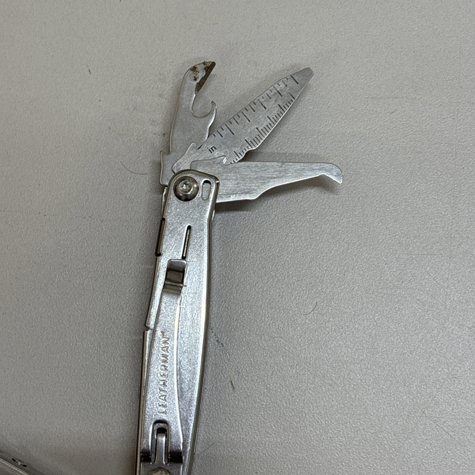 Leatherman Wingman Multitool with 14 tools Needle Nose pliers, wire cutter (024)