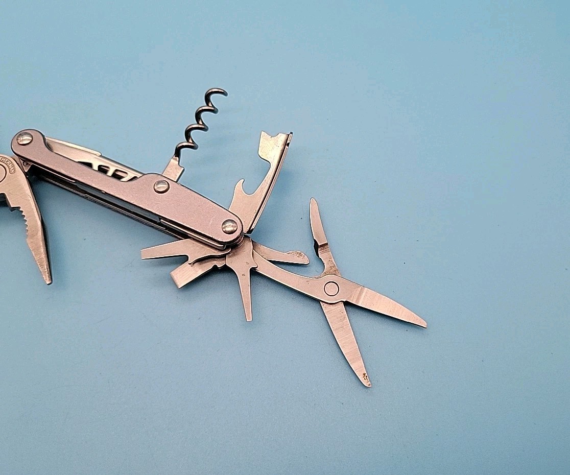 Leatherman JUICE CS4 Multi-Tool Dated 0402 – Pliers, Knife – Gray – Discontinued