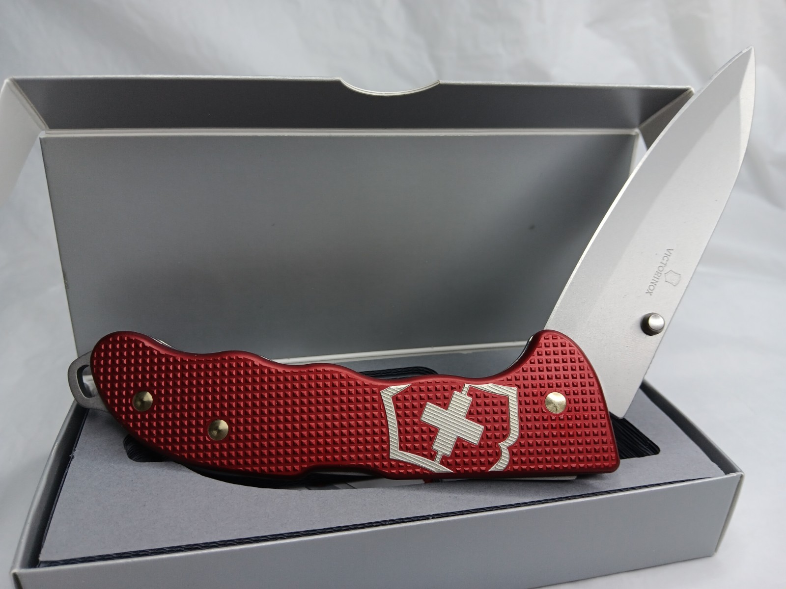 NIB – Victorinox Evoke Alox Red Swiss Army Knife w/Lanyard & Clip