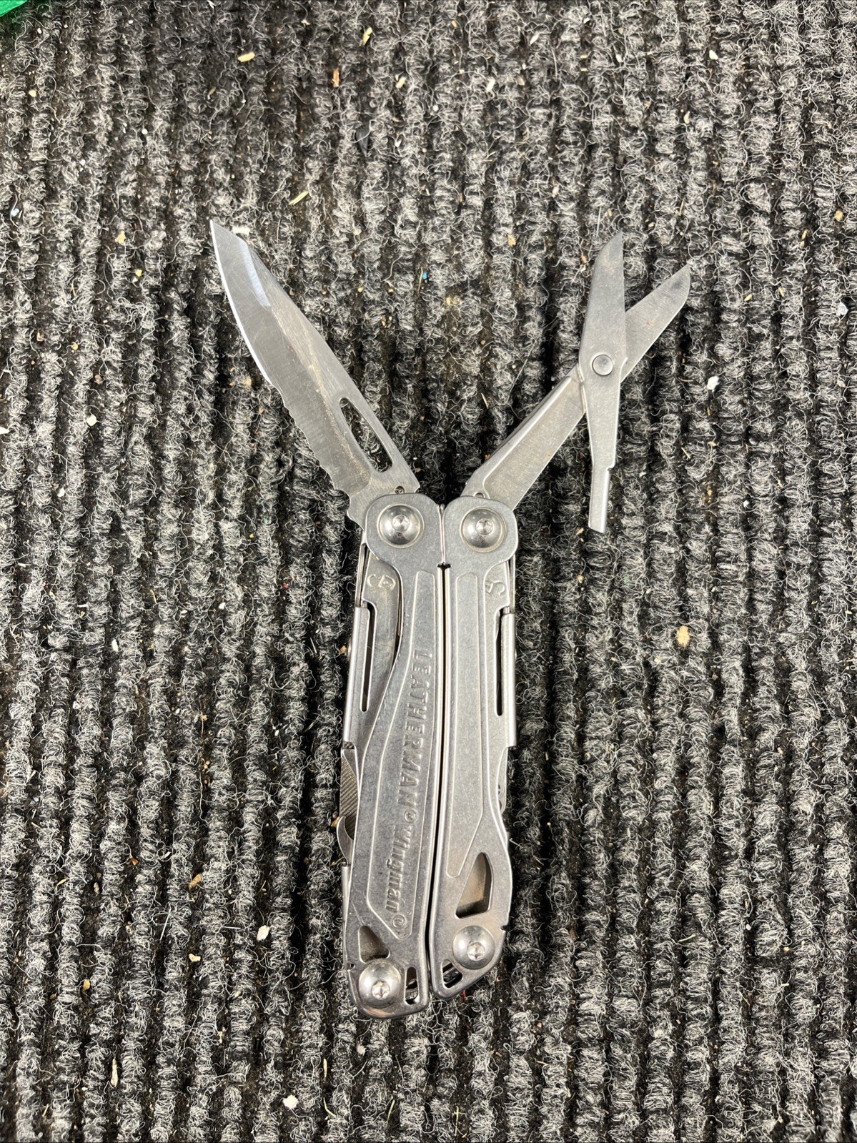 Leatherman Wingman Multitool with 14 tools Needle Nose pliers, wire cutter (030)