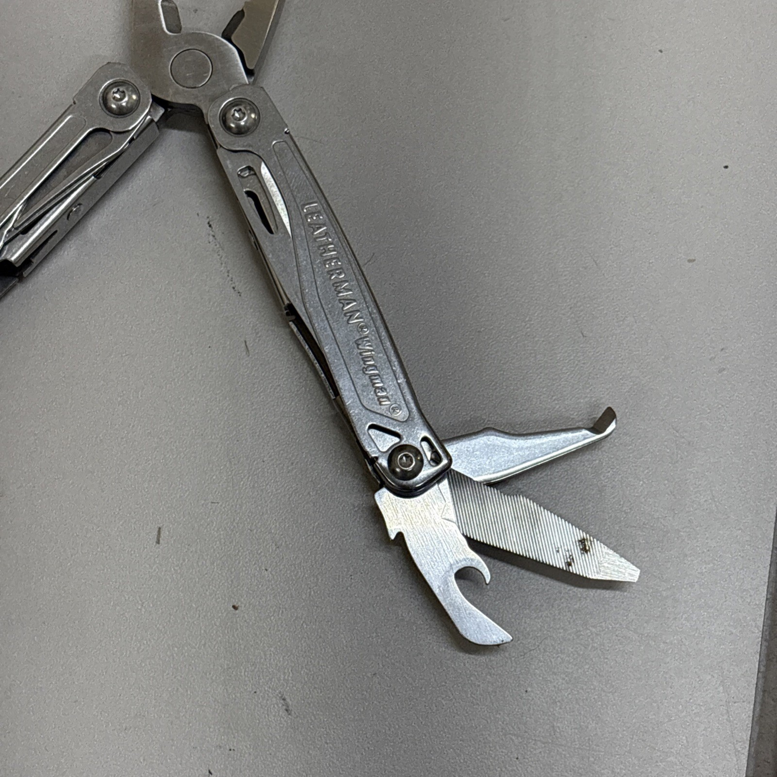 Leatherman Wingman Multitool with 14 tools Needle Nose pliers, wire cutter (024)