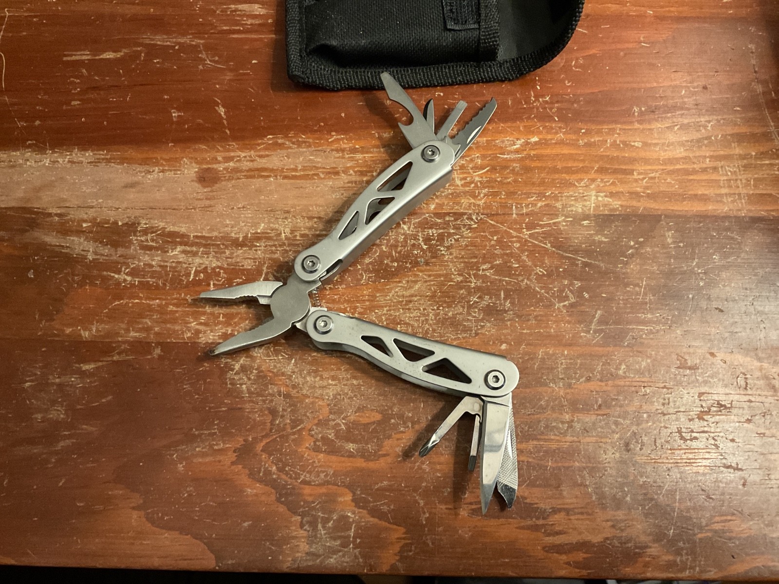 Multi Tool with 8 Separate Tools – 2 3/4” Long