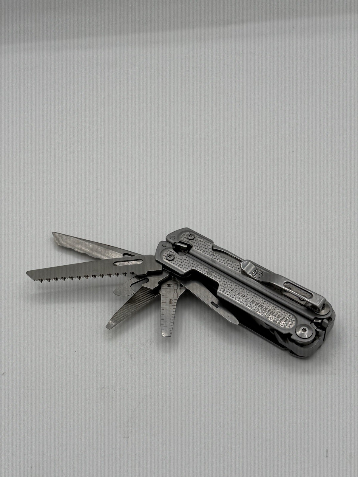 Leatherman FREE P4 Retired Multi Tool Pocket Clip Gray Sheath USA Stainless READ
