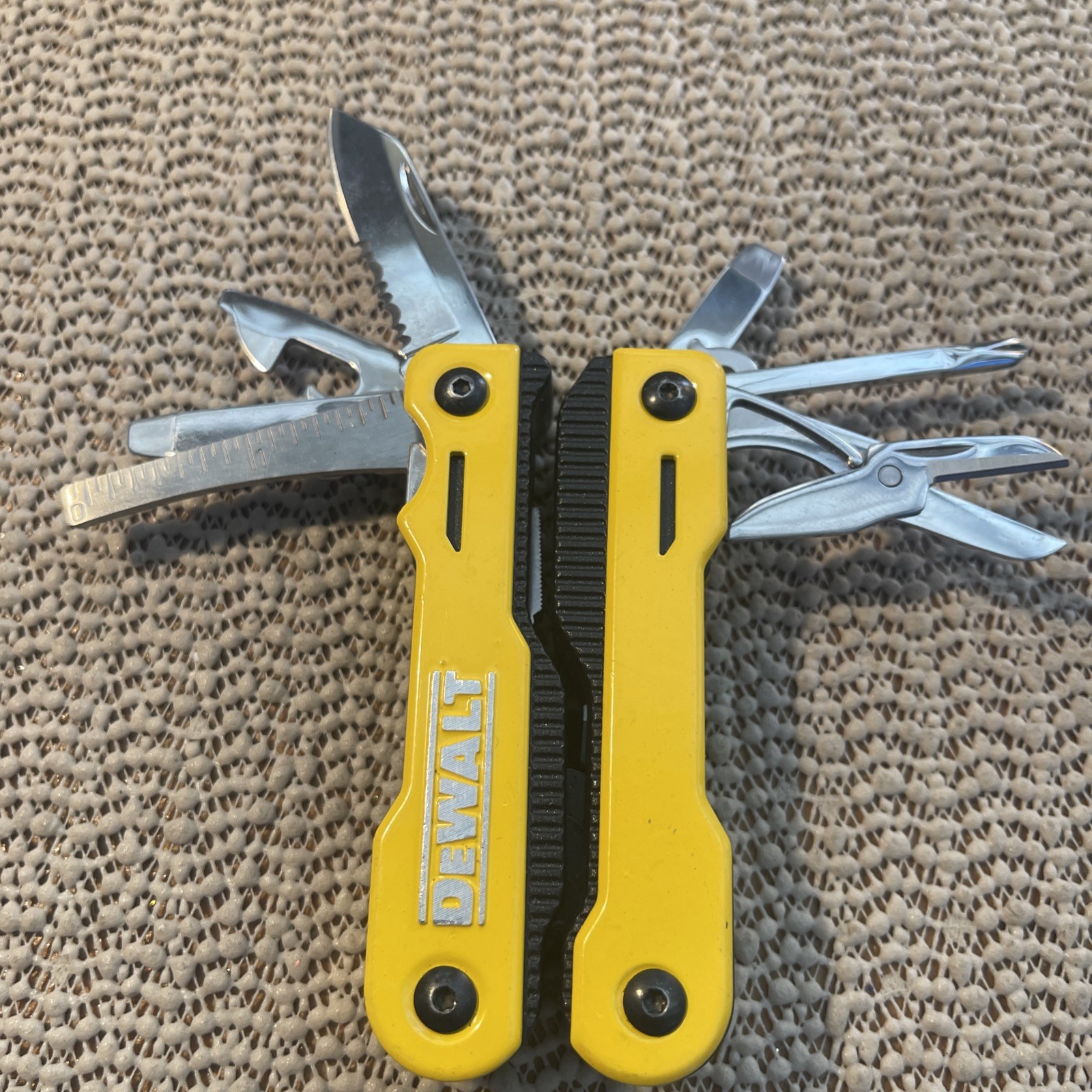 DeWalt 16-in-1 Multi-Tool W/Pliers/Knife/Screwdrivers/Openers/Liner Lock Blade