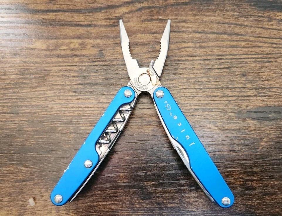 Leatherman Juice CS4 Blue Multitool – Pliers Blade Corkscrew – Great D64