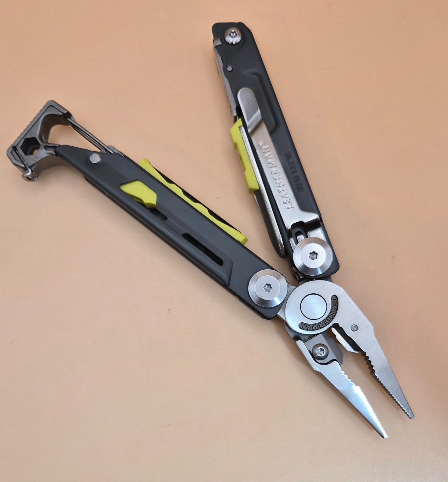 Leatherman SIGNAL Multi-Tool Gray Good Condition (002)