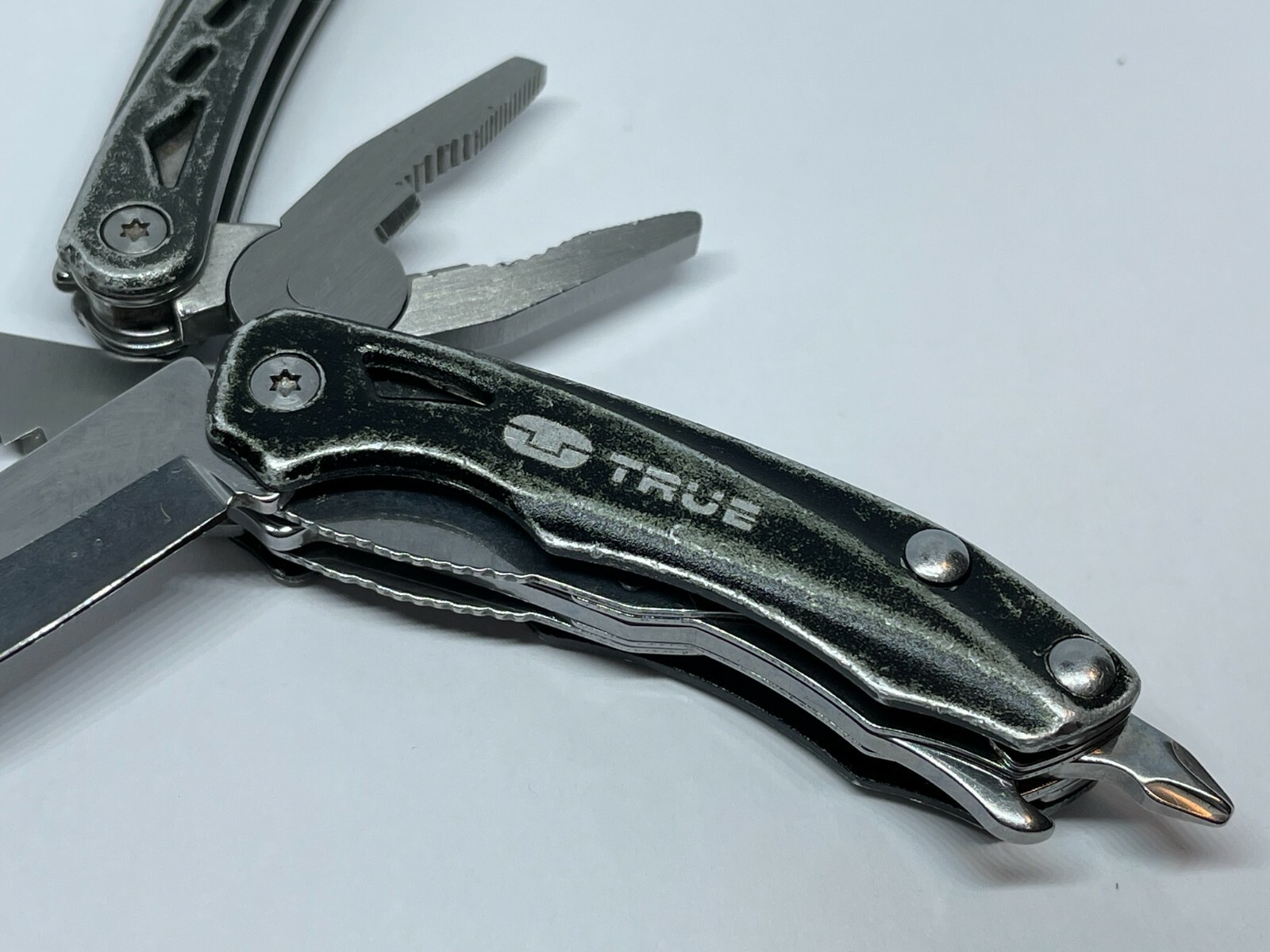 True Utility Seven Multi-Tool 7 in 1 Compact Pocket Knife Quick Release Clip