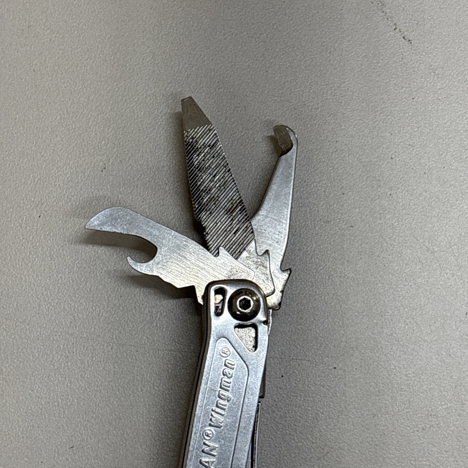 Leatherman Wingman Multitool with 14 tools Needle Nose pliers, wire cutter (032)