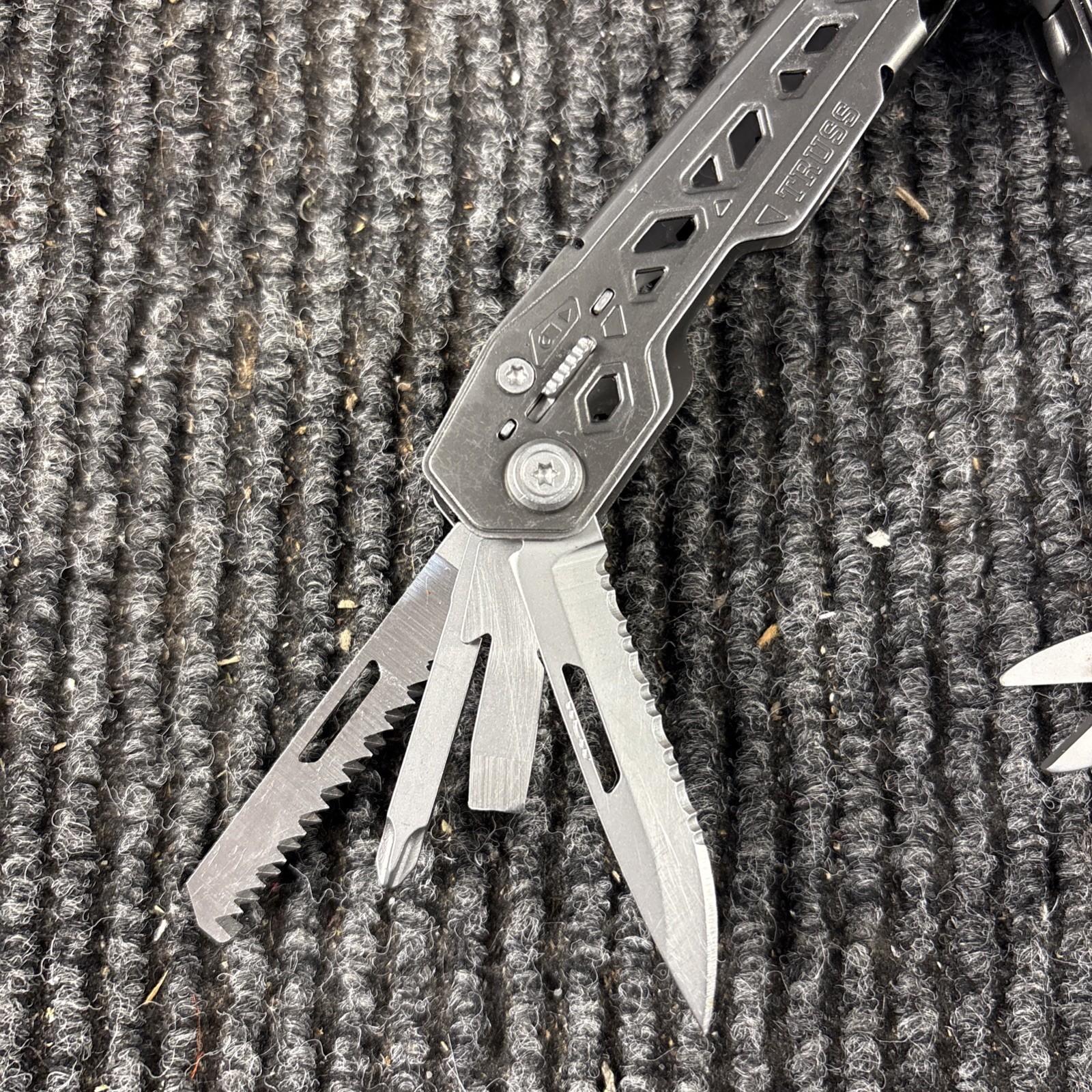 One Gerber Truss 17-in-1 Pliers Multi Tool TSA – Gray (017)