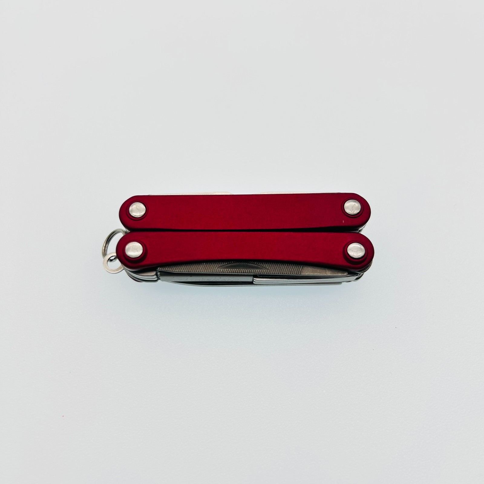 Leatherman Squirt ES4 RED – 8-in-1 Keychain Multi-Tool Discontinued (CODE17)