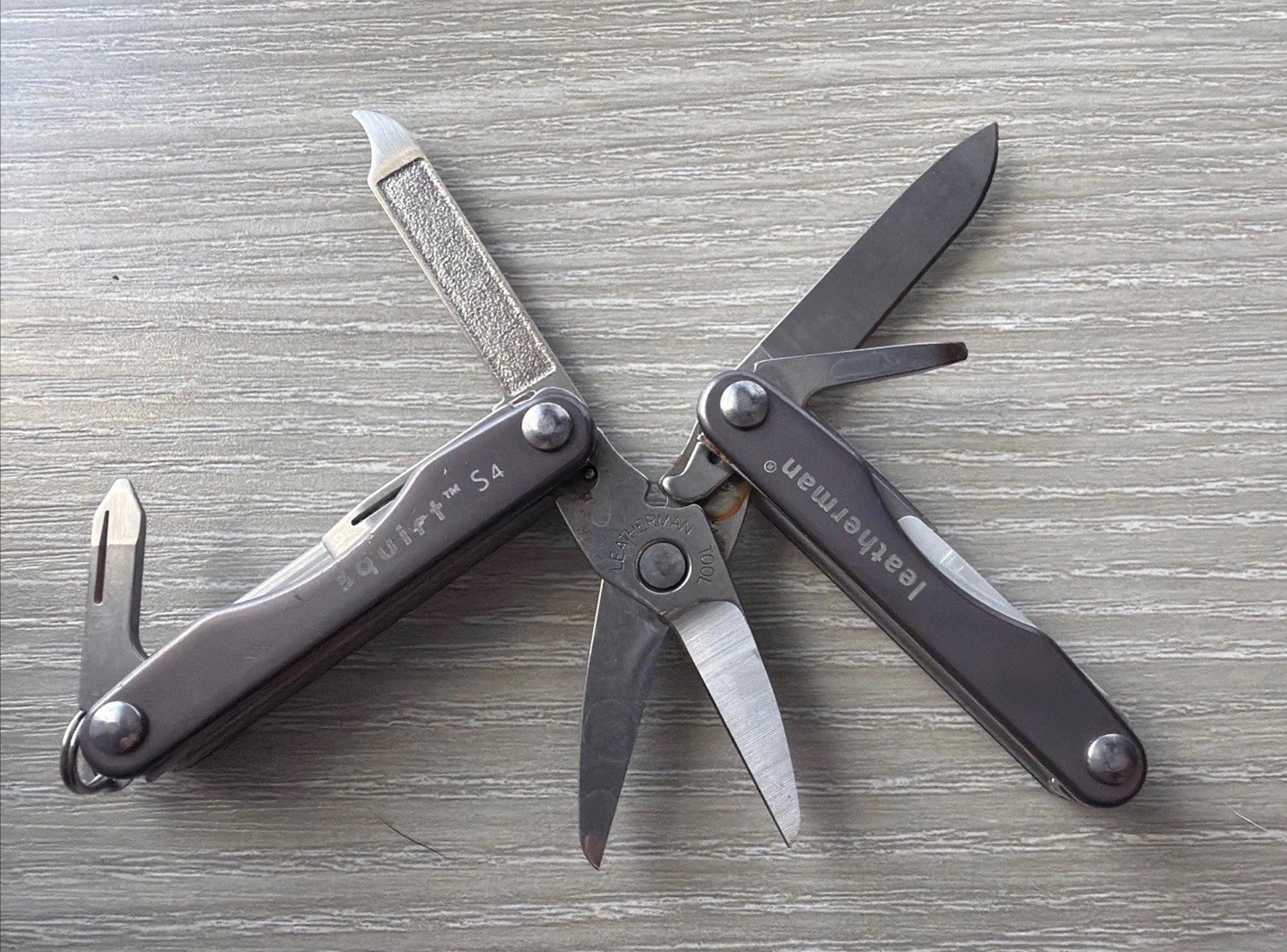 Leatherman Squirt S4 MultiTool Scissors Knife File Drivers Tweezer Gray