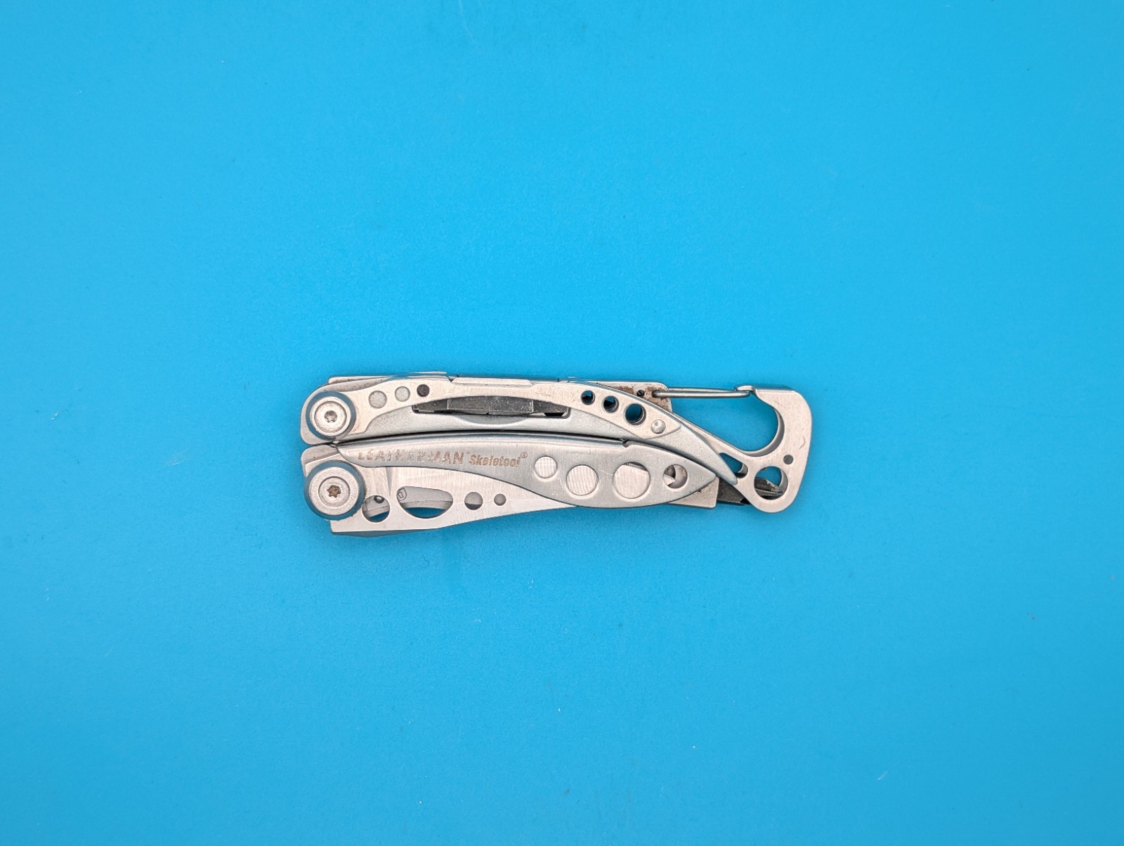 LEATHERMAN Skeletool Multi Tool – Combo Edge Blade Knife Pliers Carabiner!!!