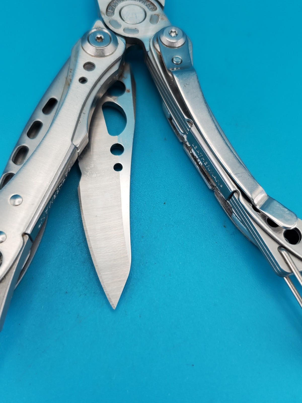 LEATHERMAN Skeletool Multi Tool – Combo Edge Blade Knife Pliers Carabiner!!!