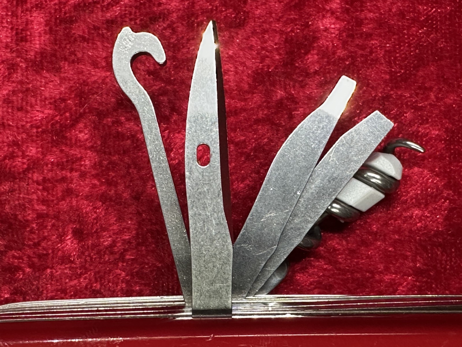 Victorinox SwissChamp Red Swiss Army Knife 91mm 33 Function 22 Tool 8 Layer($55)