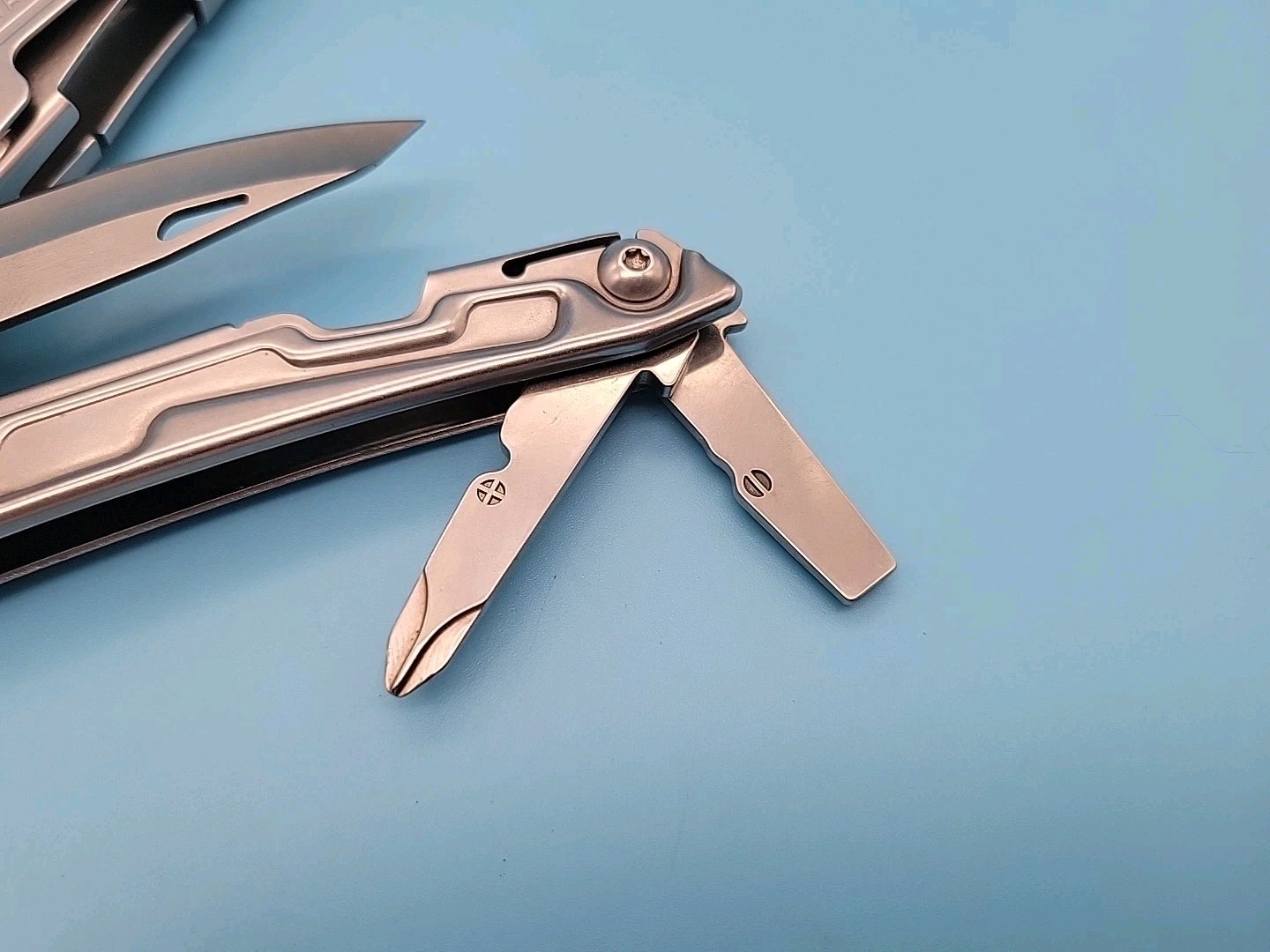 Leatherman Rev Multi-Tool – Pliers, Knife, Screwdrivers, Can Opener, File