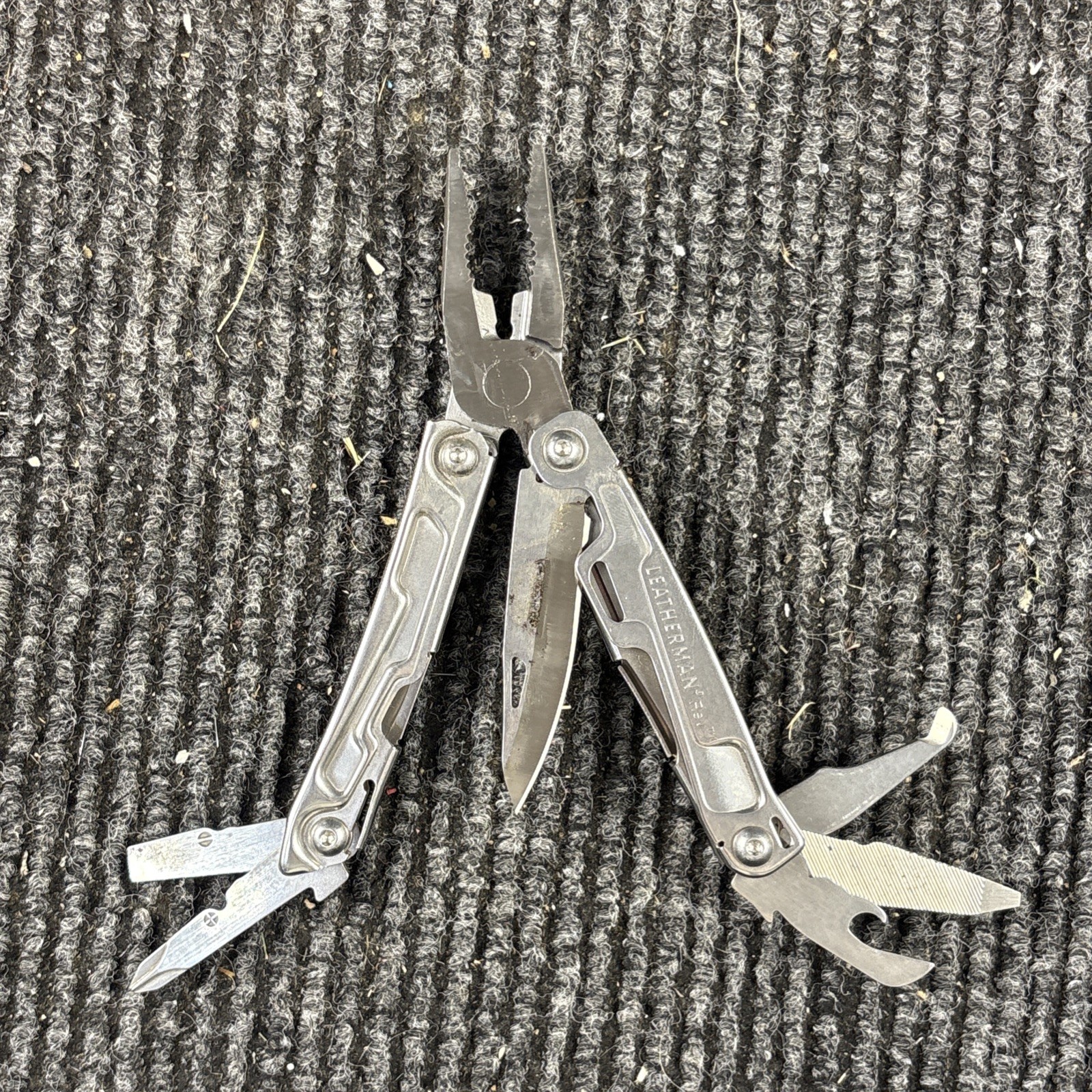 Leatherman Rev 3.8″ Multi-Tool, Stainless! USED (048)