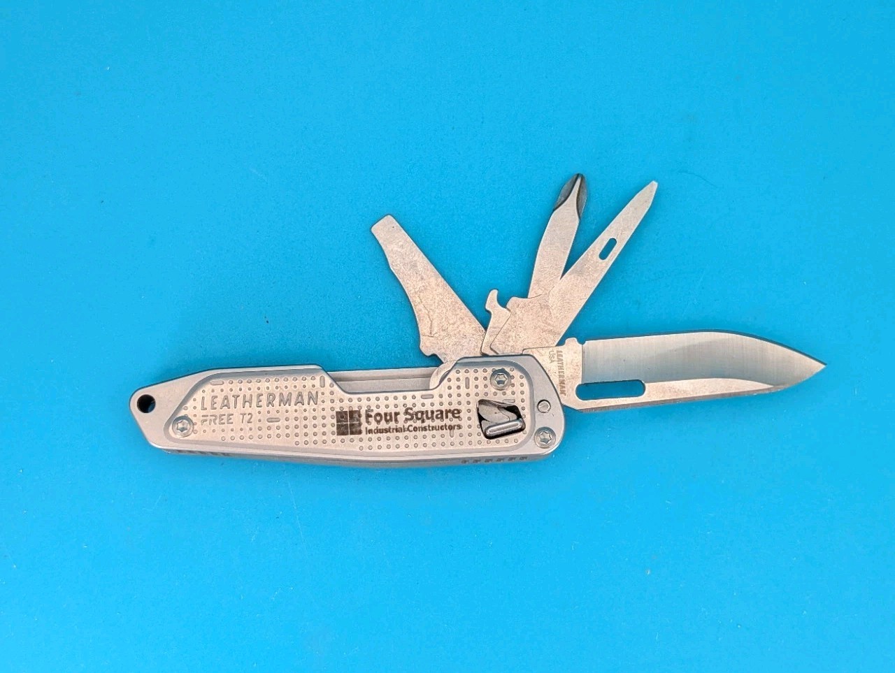 Leatherman FREE T2 Pocket Knife Multi-tool! “FOUR SQUARE”