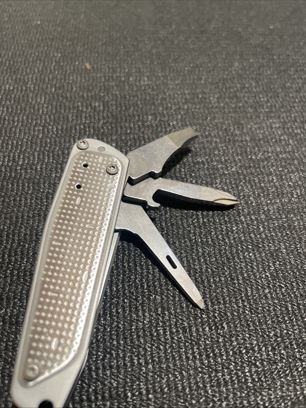 LEATHERMAN FREE T2 MULTI-TOOL EDC POCKET KNIFE Multitool