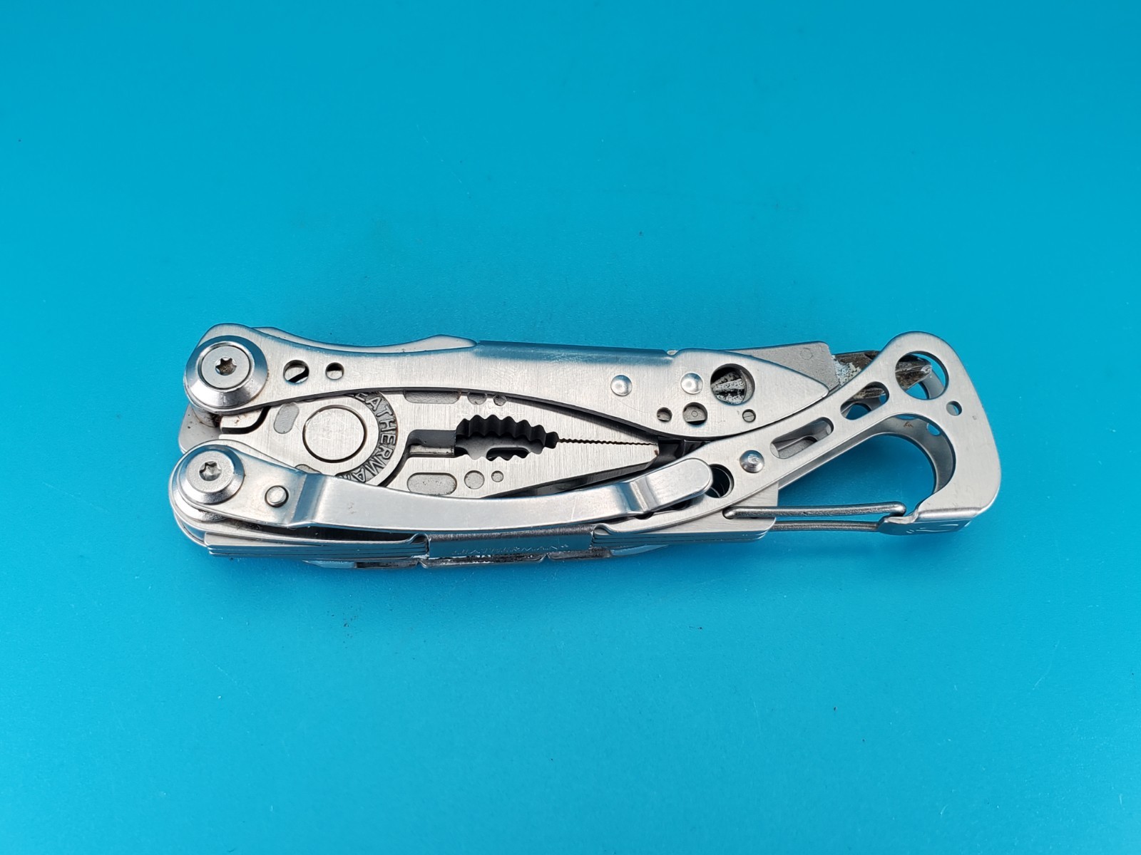 LEATHERMAN Skeletool Multi Tool – Combo Edge Blade Knife Pliers Carabiner!!!