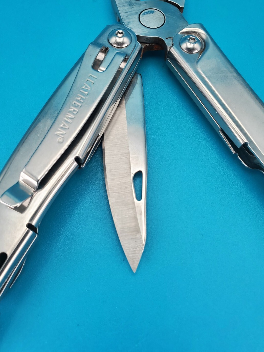 Leatherman Rev 3.8″ Multi-Tool, Stainless! *RUST ON ITEM*