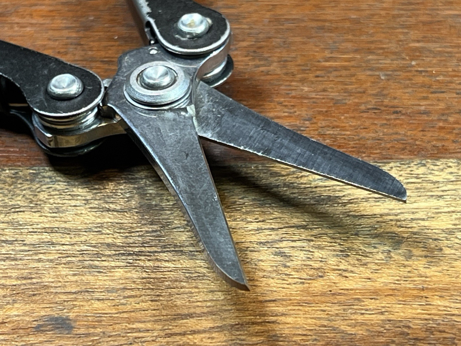Schrade Black USA ST2 Multi-tool Tough Chip Compact / Mini Tool